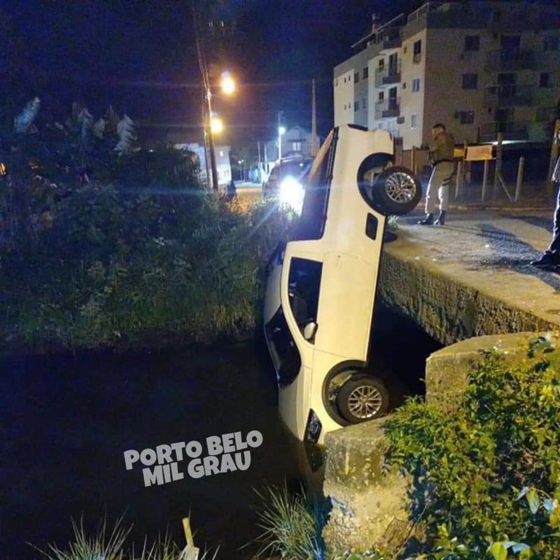 Motorista se distrai no celular e carro vai parar no rio em Porto Belo – Foto: Mozart Guinchos/Porto Belo Mil Grau/Reprodu&ccedil;&atilde;o/Redes sociais