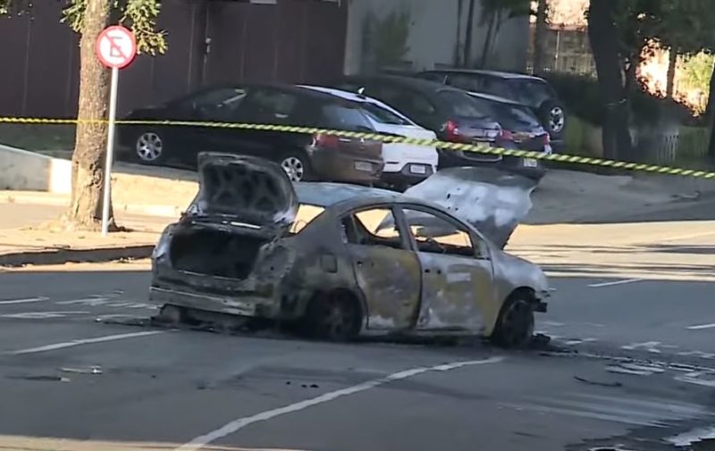 Suspeita &eacute; que um dos ve&iacute;culos tenha furado o sem&aacute;foro – Foto: Reprodu&ccedil;&atilde;o/ RIC Record TV