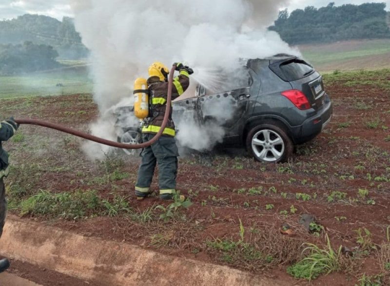 Fogo consumiu o carro – Foto: Corpo de Bombeiros/ND
