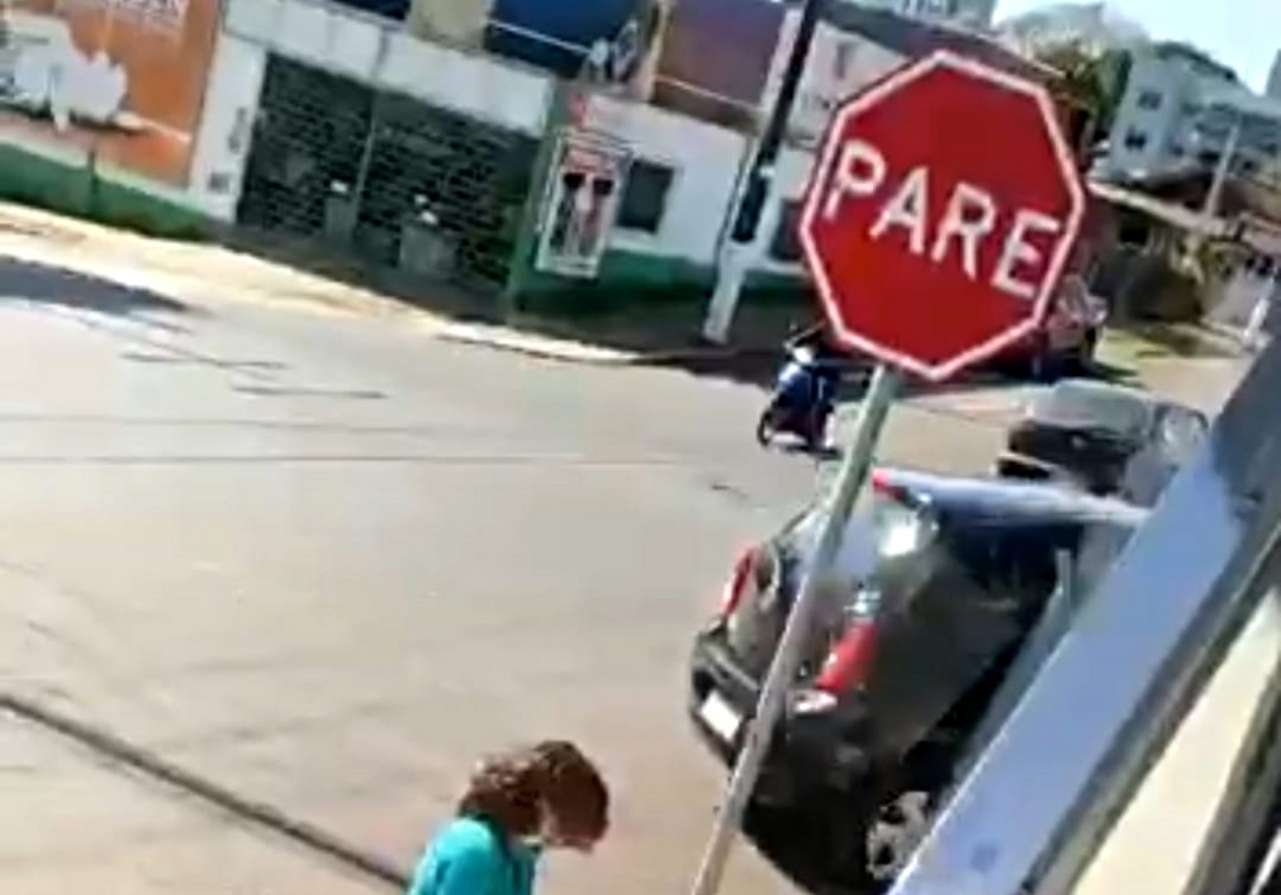 Mulher flagrada nua é vista em momento íntimo com anão na calçada em SC;  VÍDEO