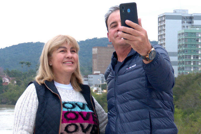 Vilmar Cardoso e Rosa Alves de Almeida, do Paran&aacute;, aproveitaram para tirar fotos na nova ponte – Foto: Reprodu&ccedil;&atilde;o/NDTV Blumenau