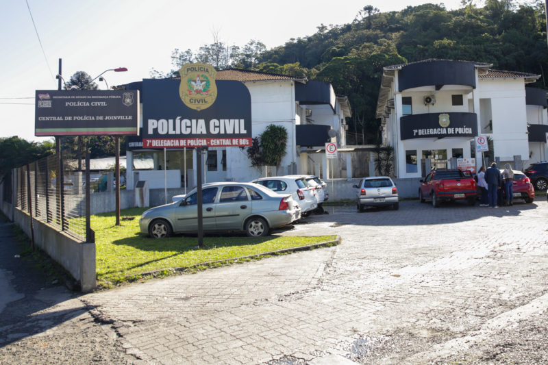 M&atilde;e e filho foram encaminhados para a Central de Pol&iacute;cia e jovem est&aacute; detido aguardando decis&atilde;o judicial – Foto: Carlos Jr./ND