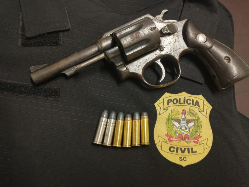 Arma e munições apreendidas