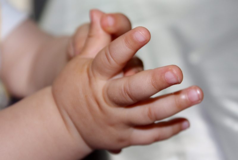 Recém-nascida é retirada da mãe três horas após parto em Florianópolis