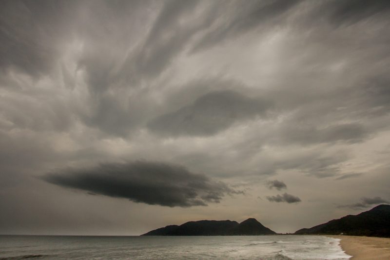 Frente fria deixa o tempo instável e a previsão é de chuva em SC na sexta-feira e no final de semana