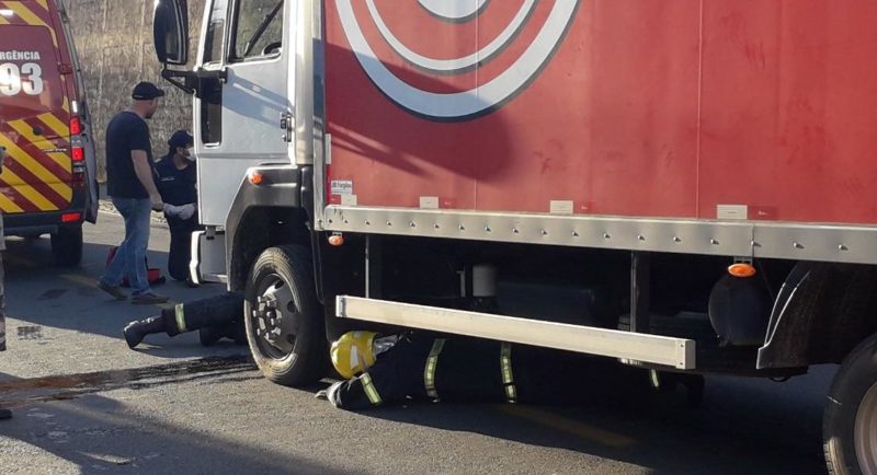 Ciclista fica preso embaixo de caminh&atilde;o ap&oacute;s ser atropelado em Gaspar – Foto: Divulga&ccedil;&atilde;o/Corpo de Bombeiros