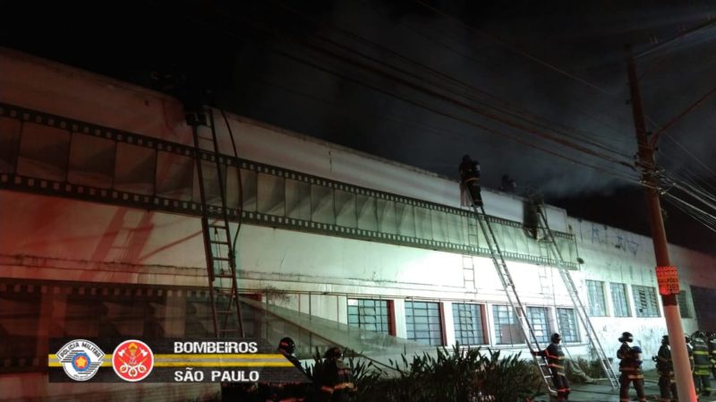 Corpo de Bombeiros de São Paulo combatendo o incêndio que assolou a Cinemateca Brasileira – Foto: Fotos Públicas/Reprodução/ND