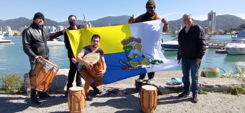 A bandeira de Itapema &eacute; s&iacute;mbolo do orgulho da cultura local – Foto: Coletivo Tapera/Divulga&ccedil;&atilde;o/ND