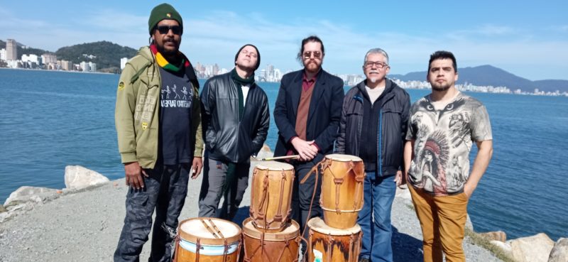 Bombo leguero, instrumento argentino, embala a percuss&atilde;o do Coletivo Tapera – Foto: Coletivo Tapera/Divulga&ccedil;&atilde;o/ND