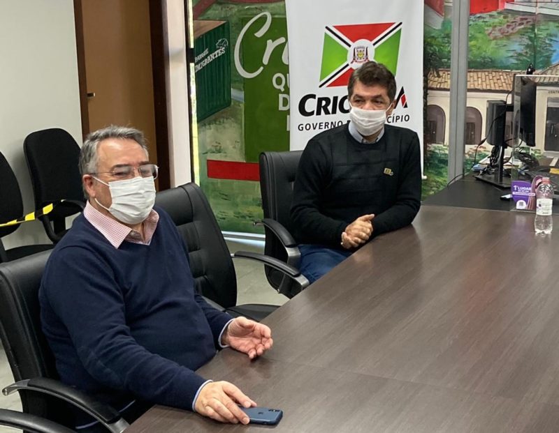 Raimundo Colombo falou de elei&ccedil;&otilde;es 2022 com o prefeito Cl&eacute;sio Salvaro, de Crici&uacute;ma. – Foto: Foto Alexandre Lenzi