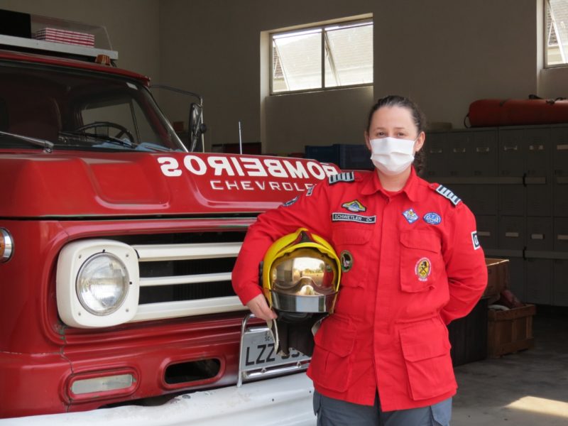 Merilyn lidera um grupo de cerca de 430 bombeiros