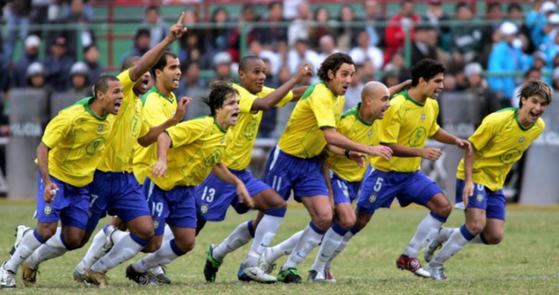 Seleção Brasileira comemora após disputa de pênaltis de 2004 – Foto: CBF/Divulgação