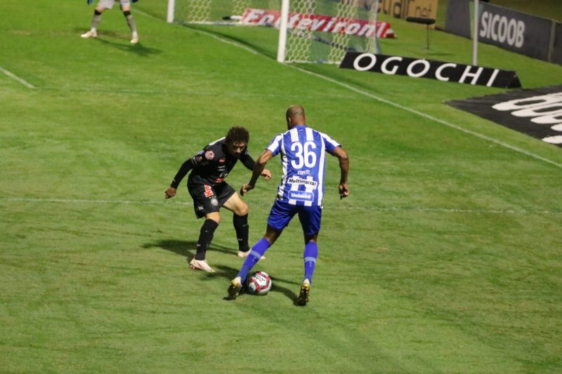 Copete conduz a bola, está de costas e é possível ver o número 36 em sua camisa