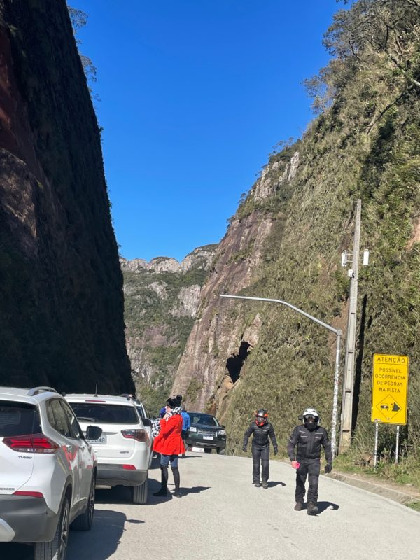 A estrada, no corte vertical do granito é de beleza incomparável – Foto: Moacir Pereira