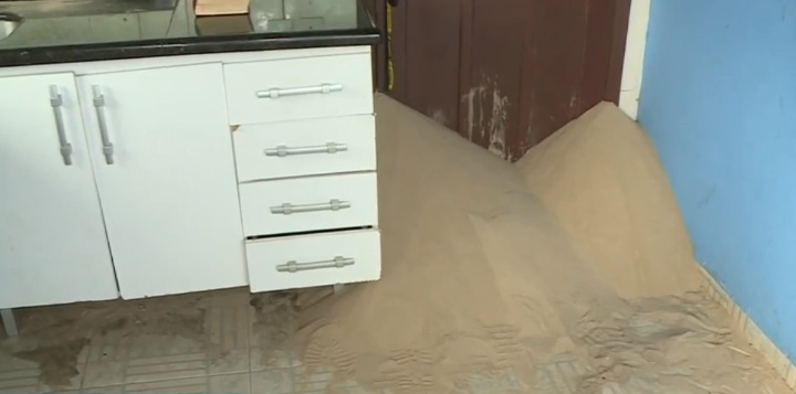 Areia invadiu cozinha da resid&ecirc;ncia – Foto: Jackson Botelho/NDTV