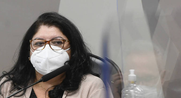 Servidora durante a CPI da Covid usando máscara