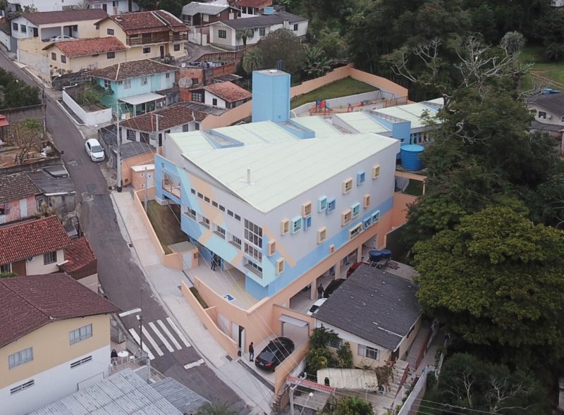 Neim Professor Sérgio Grando abriga, entre outras estruturas, sala multimeios, sala de professores, refeitório, cozinha e área de serviço, área administrativa e solários – Foto: PMF/Divulgação/ND
