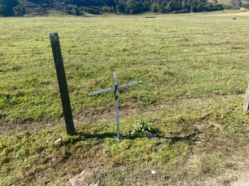Cruz j&aacute; estava no local do acidente onde Milena foi morta, mas com o impacto foi arrancada. Fam&iacute;lia colocou a cruz novamente no local – Foto: Isabella Dotta/NDTV