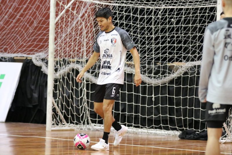 Daniel Shirashi já chegou ao JEC/Krona e será apresentado oficialmente na terça-feira (20) – Foto: Juliano Schmidt/JEC/Krona/Divulgação/ND