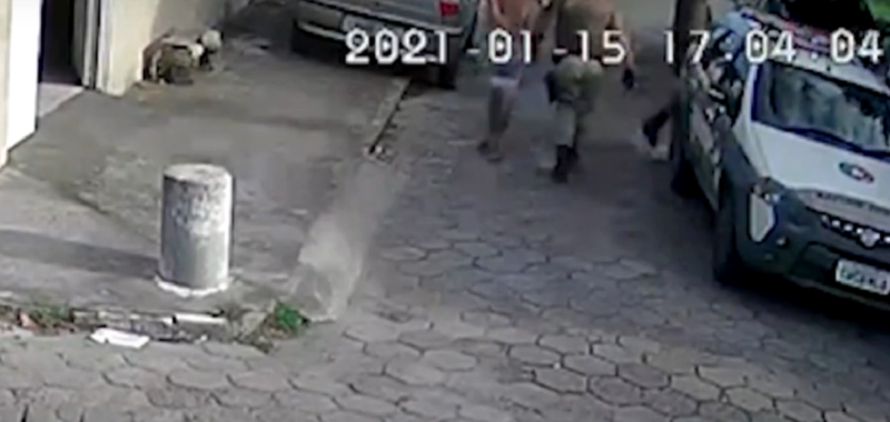 Câmera de segurança registrou o momento em que Diego foi levado pelos policiais – Foto: Reprodução/NDTV RecordTV