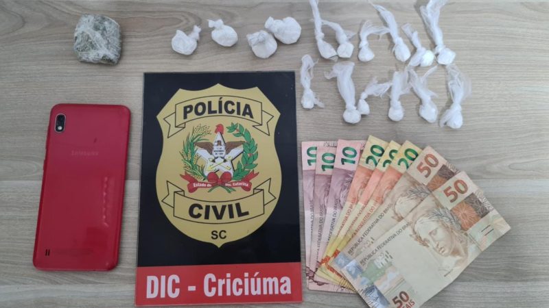 Durante a prisão de um dos suspeitos do assassinato de 23 anos a Polícia Civil apreendeu porções de cocaína, maconha e uma quantia em dinheiro – Foto: Divulgação/DIC/ND