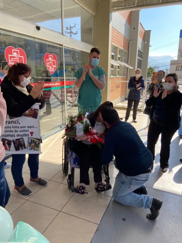 Franciane recebeu o pedido de casamento na porta do hospital – Foto: Divulga&ccedil;&atilde;o/Hospital Regional do Alto Vale/ND