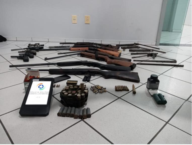 Homem foi preso com pequeno arsenal em um local que parecia ser uma oficina irregular de armas – Foto: Divulga&ccedil;&atilde;o/PMSC/ND