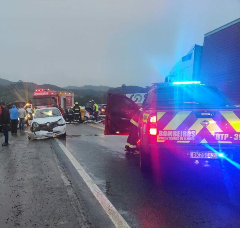 O acidente, registrado na manh&atilde; desta sexta-feira, envolveu uma carreta e tr&ecirc;s ve&iacute;culos – Foto: Divulga&ccedil;&atilde;o/CBM/ND