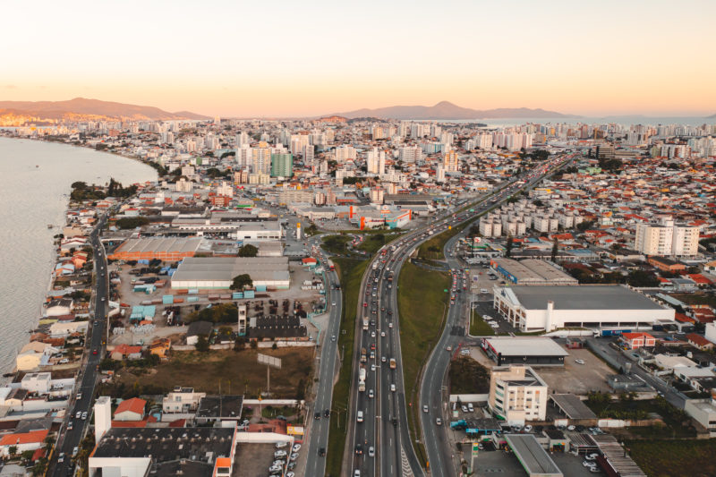 A BR-101 é a<span style="font-weight: 400;"> peça fundamental na engrenagem econômica do Brasil</span> – Foto: José Somensi Fotografia/ND