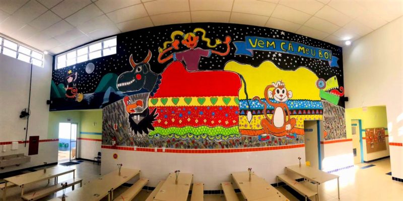 Refeitório tem mural que remete ao Boi de Mamão, do folclore local – Foto: PMF/Divulgação/ND