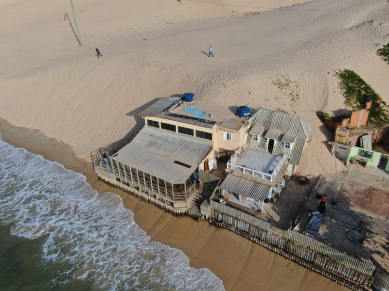 Casas estão sendo tomadas pela areia das dunas da Praia dos Ingleses – Foto: Defesa Civil/PMF/Reprodução/ND
