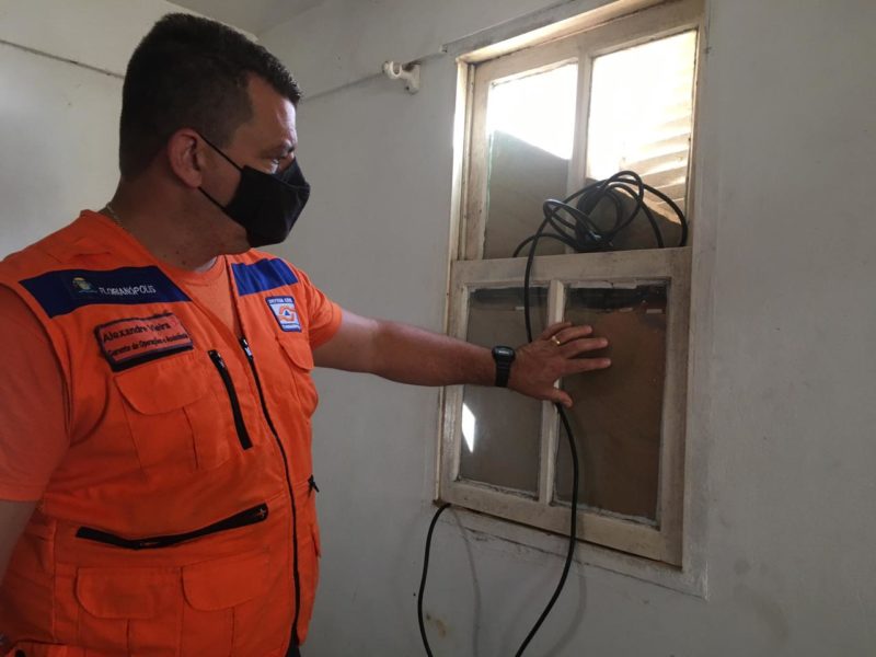 T&eacute;cnicos respons&aacute;veis realizando as vistorias necess&aacute;rias nas casas afetadas pelas dunas – Foto: Defesa Civil/PMF/Reprodu&ccedil;&atilde;o/ND