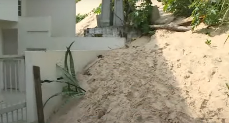 Novas casas s&atilde;o atingidas pelas dunas no Norte da Ilha, em Florian&oacute;polis – Foto: Reprodu&ccedil;&atilde;o/NDTV RecordTV