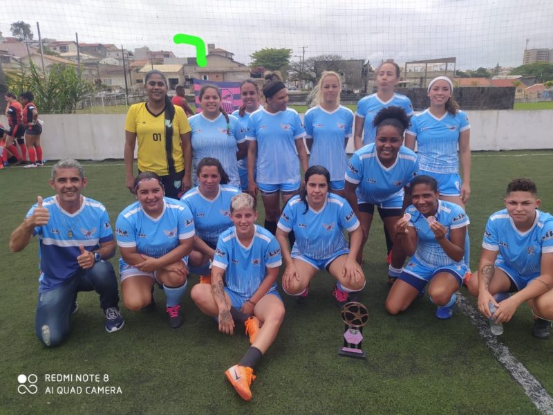 Elaine (de p&eacute;, ao lado da goleira) jogava no Fan&aacute;ticas F.C. – Foto: Moyses da Costa/Arquivo Pessoal