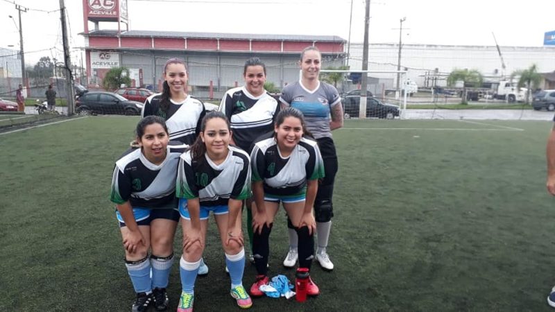 Elaine (primeira da direita para esquerda, agachada) era zagueira em um time de futebol – Foto: Reprodu&ccedil;&atilde;o/Redes Sociais/ND