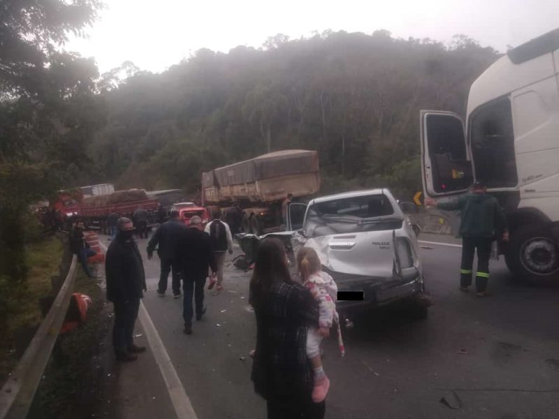 Retenção por causa do acidente com ônibus gerou engavetamento com oito veículos – Foto: Redes sociais