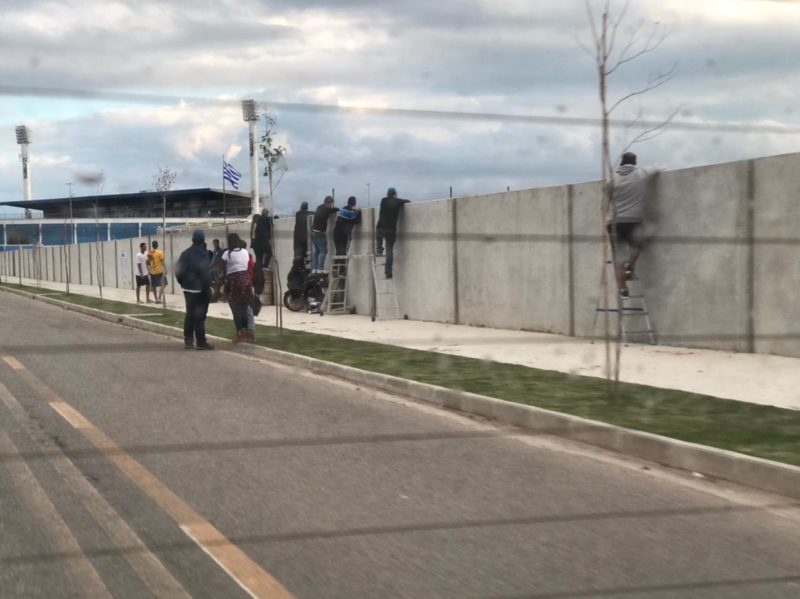 Bic&otilde;es usam at&eacute; escadas dobr&aacute;veis para assistirem os treinos no CT da Ressacada – Foto: divulga&ccedil;&atilde;o/Ava&iacute;