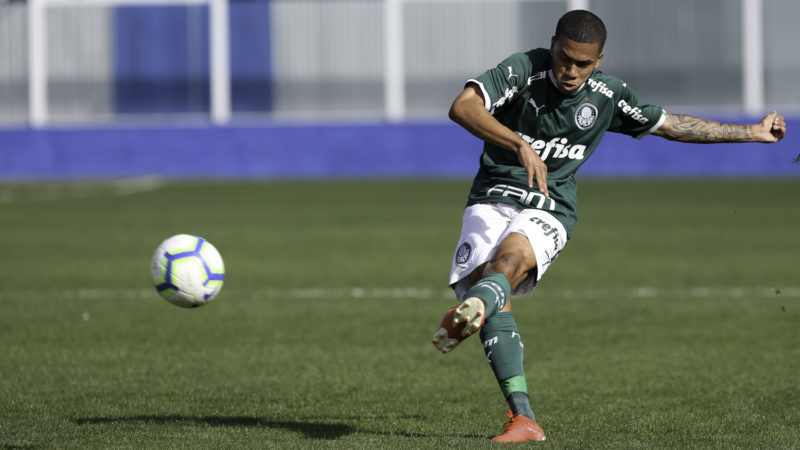 Lucas Esteves atuando com a camisa do Palmeiras nas categorias de base – Foto: Fabio Menotti/Ag. Palmeiras/ND