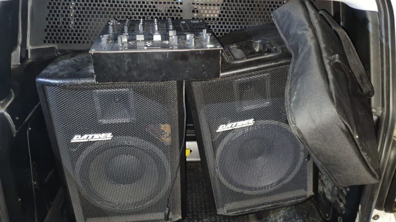 Aparelho de som foi apreendido em festa de Cambori&uacute; – Foto: PMSC/Divulga&ccedil;&atilde;o