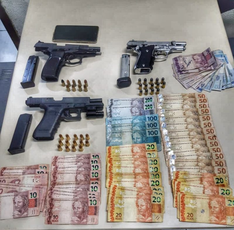 Armas de fogo e dinheiro foram apreendidos em festa clandestina – Foto: 21&ordm; BPM/Divulga&ccedil;&atilde;o/ND