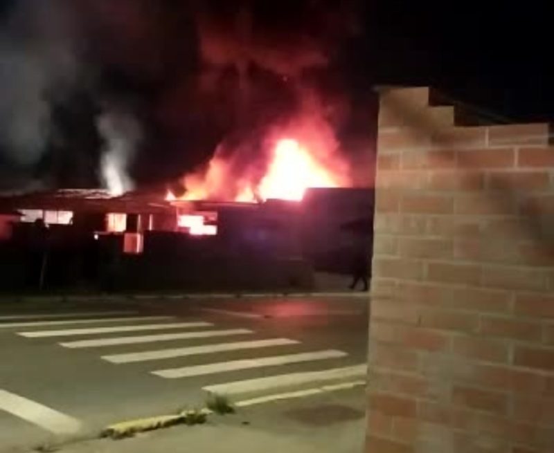 Mais de 35 mil litros foram usados para apagar o fogo – Foto: Divulga&ccedil;&atilde;o