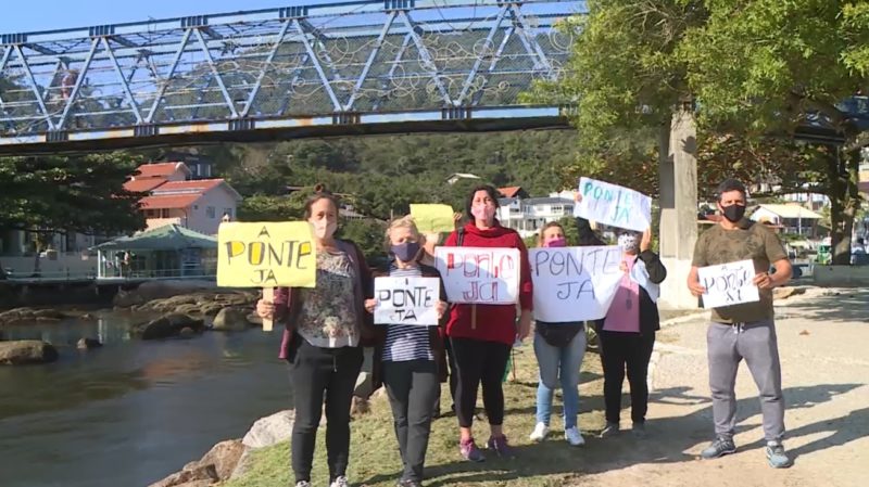 Moradores fizeram manifesta&ccedil;&atilde;o para cobrar substitui&ccedil;&atilde;o da estrutura – Foto: Jackson Botelho/NDTV