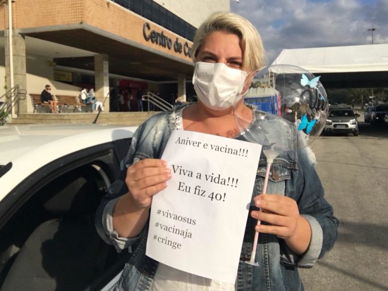 Viviane Trampusch foi vacinada no dia do anivers&aacute;rio de 40 anos, nesta ter&ccedil;a (6) – Foto: Eduardo Crist&oacute;foli/NDTV