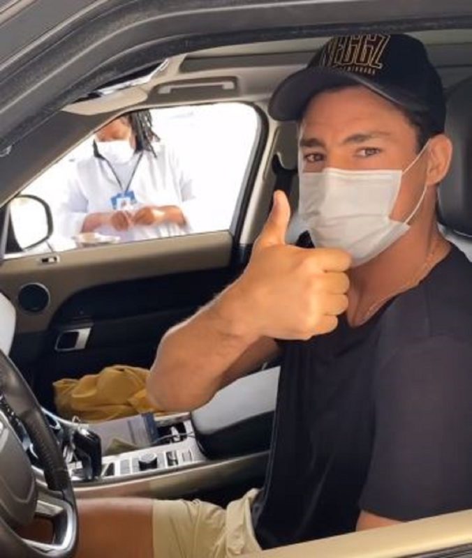 Cauã Reymond recebe vacina contra Covid-19