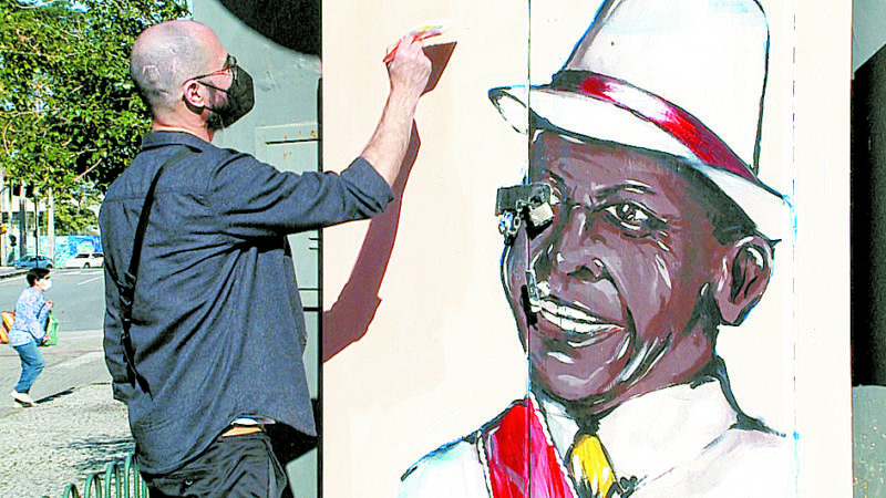 Bruno Barbi e uma de suas obras – Foto: Andr&eacute; Viero/Reprodu&ccedil;&atilde;oNDTV