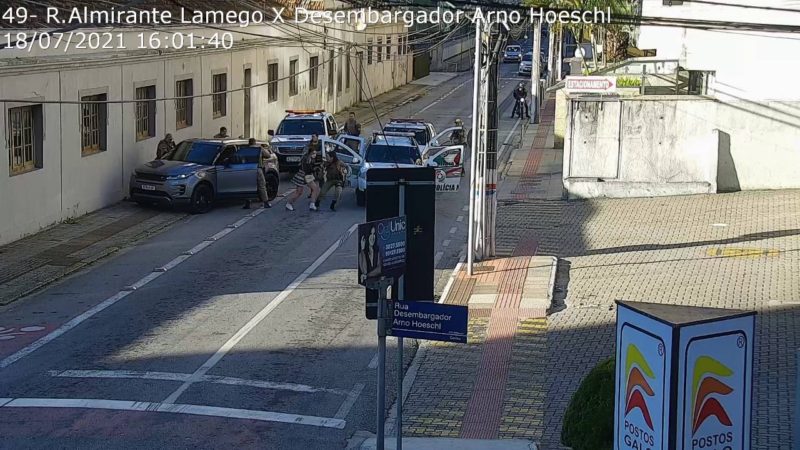 Imagens mostram momento que ref&eacute;ns s&atilde;o libertadas pela PM, em Florian&oacute;polis – Foto: PMSC/Divulga&ccedil;&atilde;o/ND