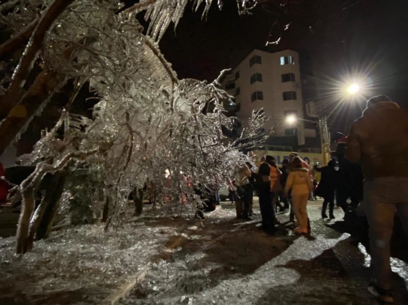 Turistas e moradores ficaram encantados com a neve e temperaturas negativas na Serra- Foto: Maria Fernanda Salinet/Reprodu&ccedil;&atilde;o/ND