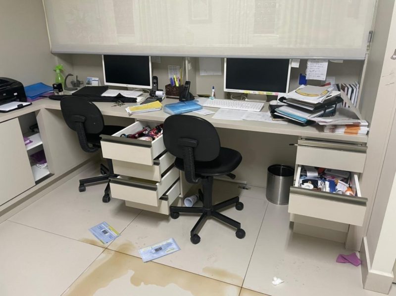 Homem vasculhou arm&aacute;rios e gavetas do local em busca de objeto de valor em Tubar&atilde;o – Foto: Divulga&ccedil;&atilde;o/PM