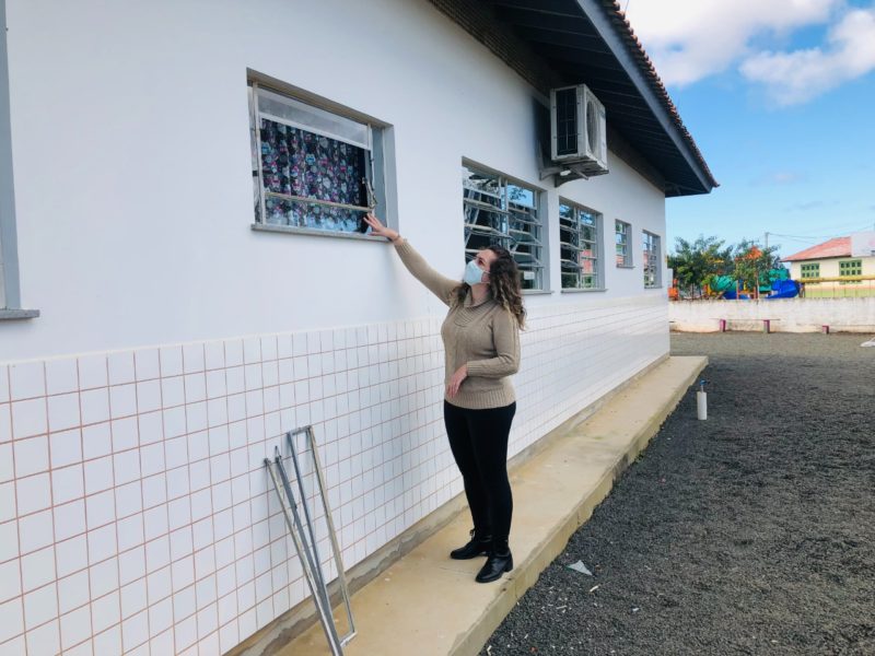 Diretora da escola, Vanessa De Faveri da Silva, mostra por onde ladrões entraram na escola de Maracajá no Sul de SC – Foto: Divulgação/Prefeitura Maracajá/ND