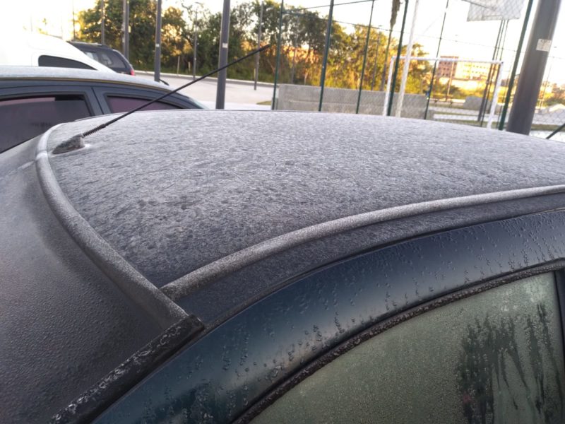 Gelo cobrindo carro em Itajaí